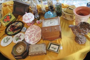 lot 24 image: Home Dcor Lot (Clocks, Plates, Co...
