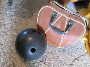 lot 31 image: Bowling Ball In Bag (Eder HD700)...