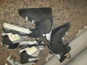 lot 43 image: Rollerblades (8.5), & Ski Boots (Un...