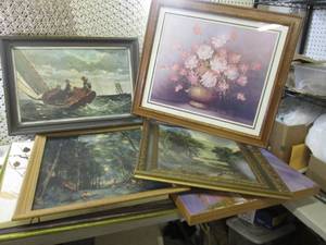 lot 4 image: Assorted Wall Hanging DecorPicture...