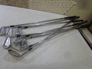 lot 6 image: Set of 8 Golf Clubs Wilson Staff  #...