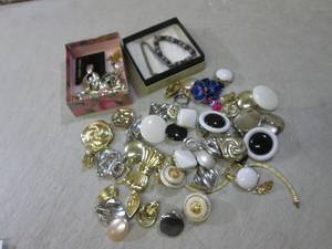 lot 17 image: Assorted Vintage Jewelry  EC1...