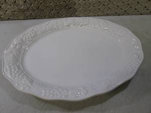 lot 47 image: Large Holiday Platter 18 x 13 12...