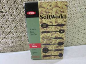 lot 212 image: Softworks 6pc Nylon Kitchen Tool Se...