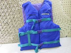 lot 220 image: Stearns Crestliner Boating Vest Siz...