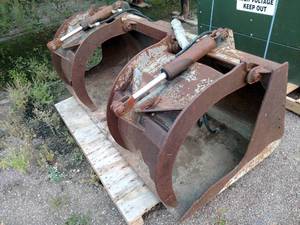 lot 8 image: 72 Grapple Bucket, Skid Loader Mou...