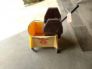lot 23 image: Rubbermaid Mop Bucket & Wringer...