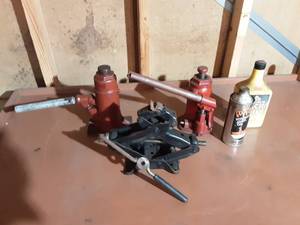 2-Bottle Jacks, 1-Scissor Jack & Hydraulic Jack Oil