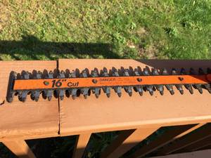 lot 111 image: Black And Decker 16 Inch Hedge Trimmer
