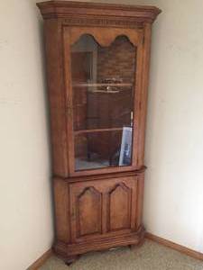lot 139 image: Lighted Corner Cabinet With Glass Shelves