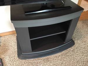 lot 146 image: Toshiba TV And Swivel TV Stand