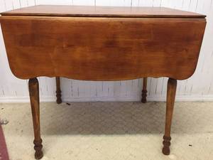 lot 220 image: Drop Leaf Table