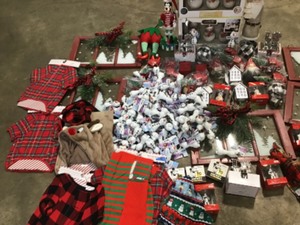 lot 42 image: ASSORTED PALLET WITH CHRISTMAS ORNAMENTS AND TREE DECORATIONS SEE PICS
