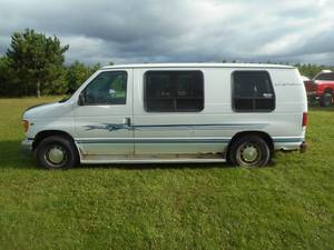 lot 2 image: 2000 Ford E150 Econoline Wheelchair-Accessible Van