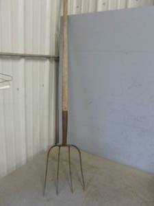 lot 9 image: Vintage Hay Fork