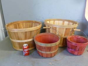 lot 57 image: Bushel Baskets