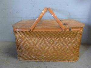 lot 95 image: Vintage Picnic Basket