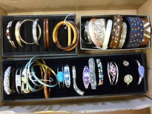 lot 186 image: Jewelry