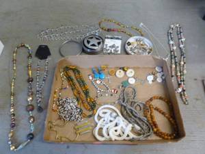 lot 203 image: Jewelry