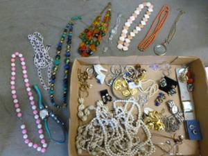 lot 206 image: Jewelry
