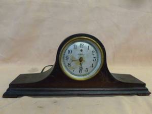 lot 270 image: Vintage Mantle Clock