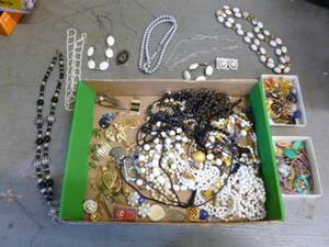 lot 290 image: Jewelry
