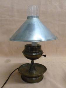 lot 321 image: Vintage Lamp