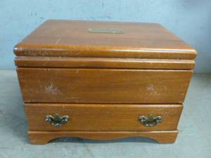 lot 461 image: Jewelry Box