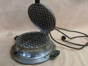 lot 469 image: Vintage Waffle Maker