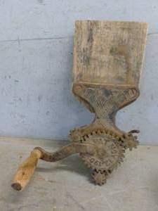 lot 471 image: Antique Twine Winder