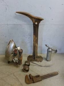 lot 490 image: Vintage Items