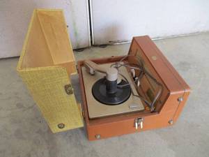 lot 33 image: Vintage RCA Victor Victrola Portable Phonograph