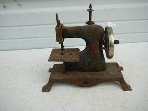 lot 25 image: Sewing Machine