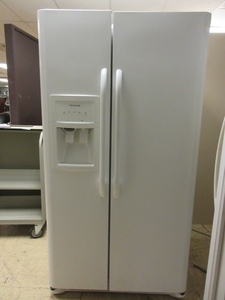 lot 220 image: FRIGIDAIRE SIDE BY SIDE REFRIGERATOR WITH WATER AND ICE