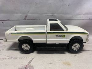 lot 4 image: Vintage Ertl John Deere Pickup Truck 12 Long