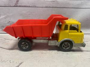 lot 6 image: Vintage Hubley #1490 Metal  Plastic Dump Truck
