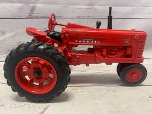 lot 7 image: Ertl McCormick Farmall 300 Vintage Tractor