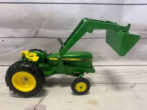 lot 13 image: Ertl John Deere 1123-8515 Vintage Front End Loader