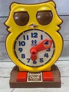 lot 17 image: Vintage 1975 Answer Clock by Tome Learn Time