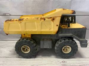 lot 19 image: Tonka Dump Truck 10 Tall 17 Long