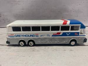 lot 25 image: Greyhound Eagle Coach Diecast