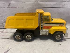 lot 26 image: Vintage Nylint Diecast Dump Truck