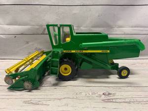lot 32 image: Ertl John Deere 6600 Combine 1970s Diecast