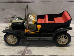 lot 33 image: 1917 Tin Toy Car Made in Japan