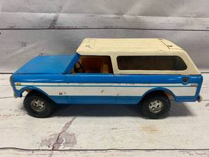 lot 41 image: Ertl International Scout Traveler Blue White