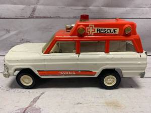 lot 50 image: Vintage 70s Tonka Jeep Rescue Pressed Steel Ambulance 53078