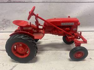 lot 66 image: Ertl Farmall Cub Die Cast Tractor 689-8916 Made in USA