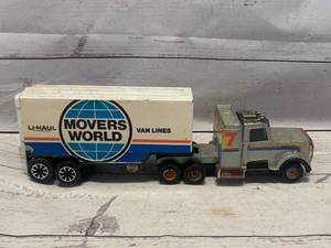 lot 74 image: Tootsietoy Peterbuilt Semi & Movers World Van