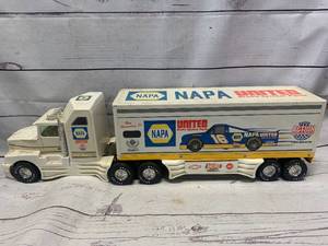lot 76 image: Nylint NAPA Semi Tractor Trailer 26 Long