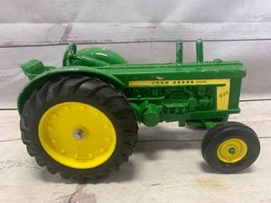 lot 52 image: Ertl John Deere 820 Diesel Tractor